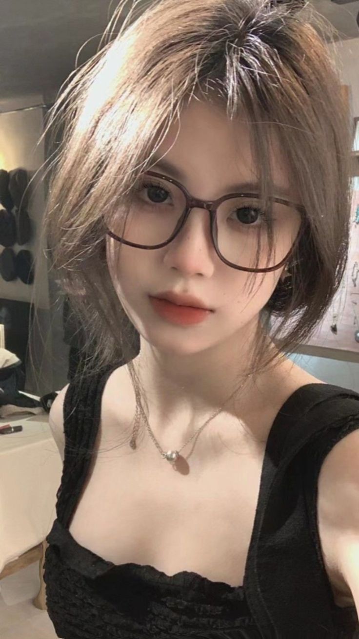 Ảnh gái xinh đeo kính Cute nhất