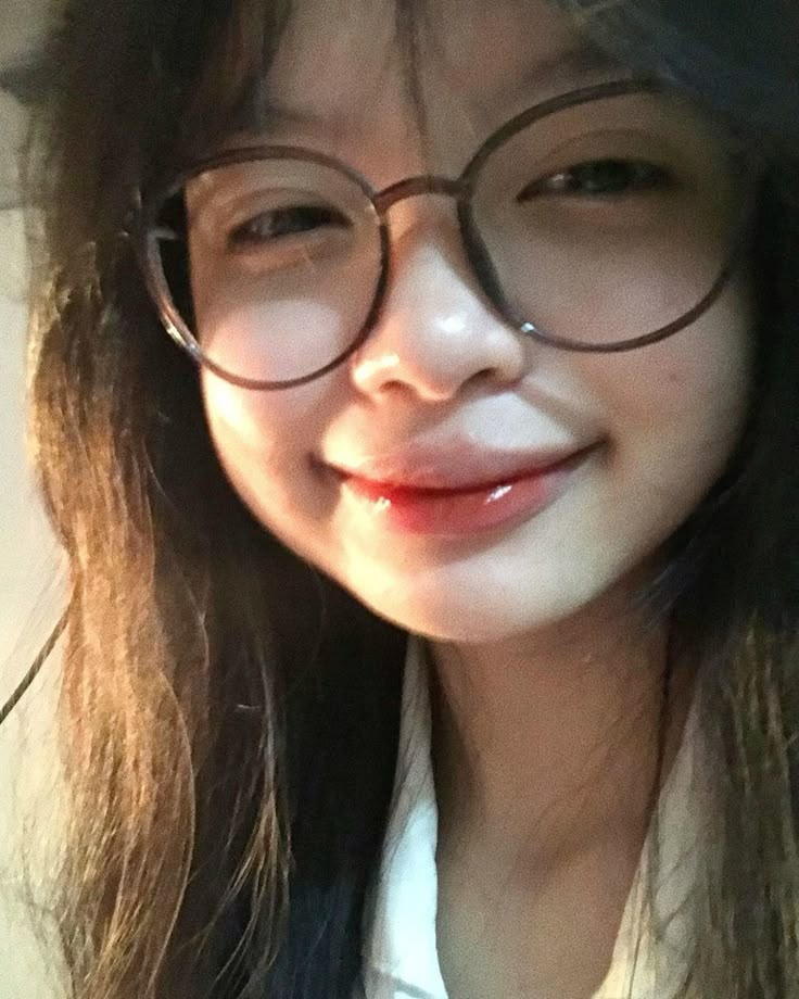 Ảnh gái xinh đeo kính Cute nhất