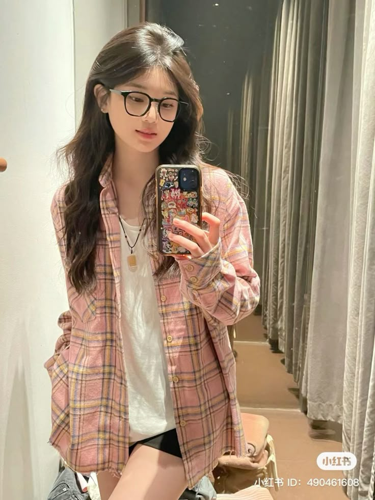 Tổng hợp 60+ ảnh gái xinh đeo kính cùng với những outfit hot hit nhất 2025