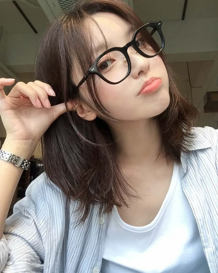 Top 90+ ảnh gái xinh đeo kính cực Cute và đáng yêu nhất 