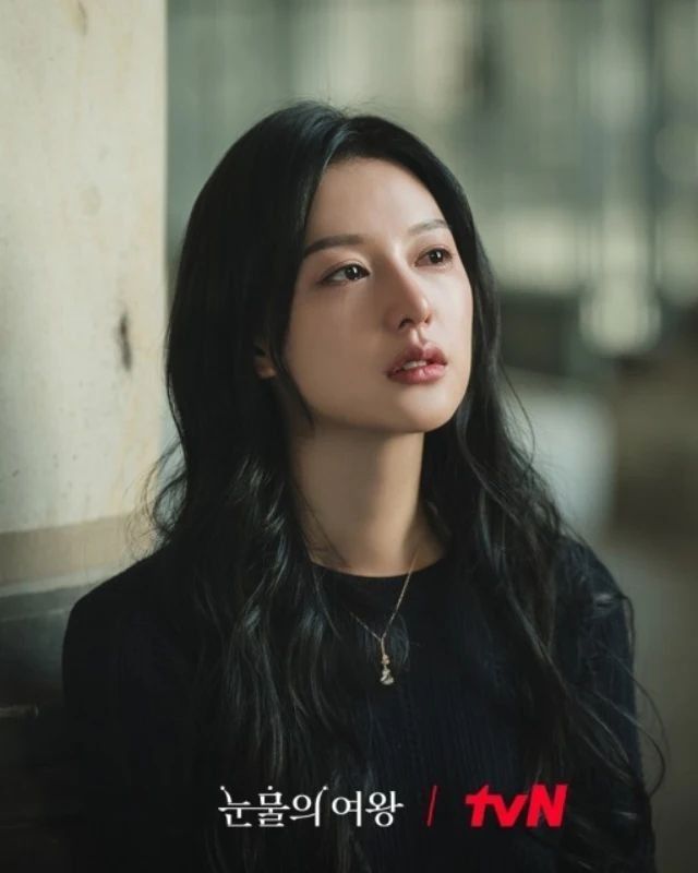 Nhan sắc và khí chất sang chảnh của cô tiểu thư tài phiệt "Hong Hae In" trong phim Queen Of Tears