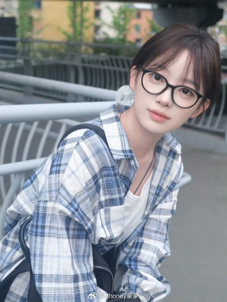 Top 90+ ảnh gái xinh đeo kính cực Cute và đáng yêu nhất 